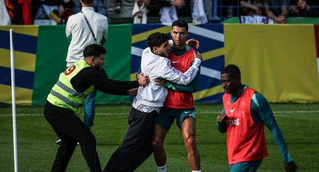 Una invasión en el entrenamiento de Portugal acaba en persecución a Cristiano y un placaje
