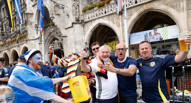 Palizón escocés a Alemania en el ambiente previo al partido inaugural: «McGinn es mejor que Zidane»