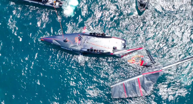 La espectacular rotura de mástil del Alinghi Red Bull en Barcelona con 20 nudos de viento