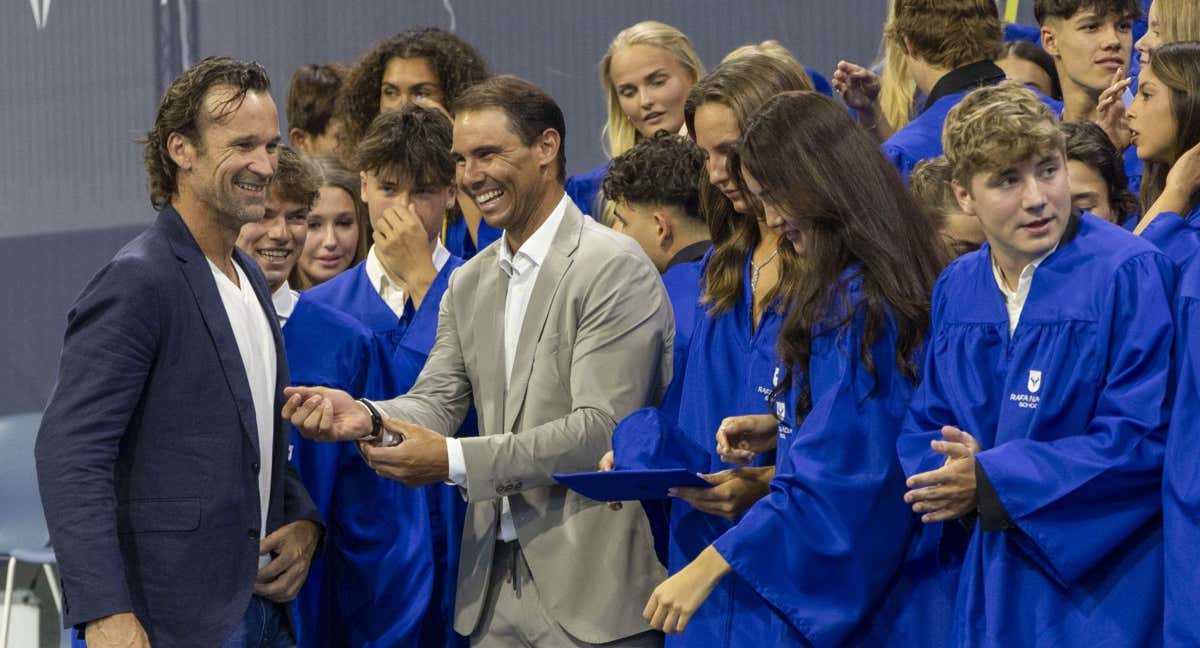 Carlos Moyà y Rafael Nadal, durante la ceremonia de graduación de la Rafa Nadal Academy.