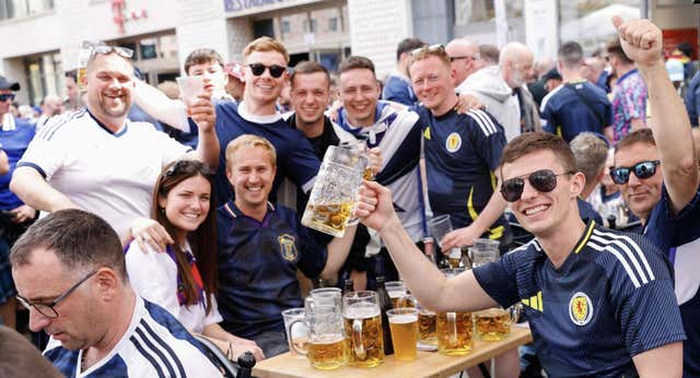 Alemania baja la graduación de las cervezas y solo se podrán comprar dos por persona en los partidos de riesgo