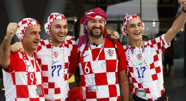 Por qué los aficionados de Croacia llevan un gorro de waterpolo