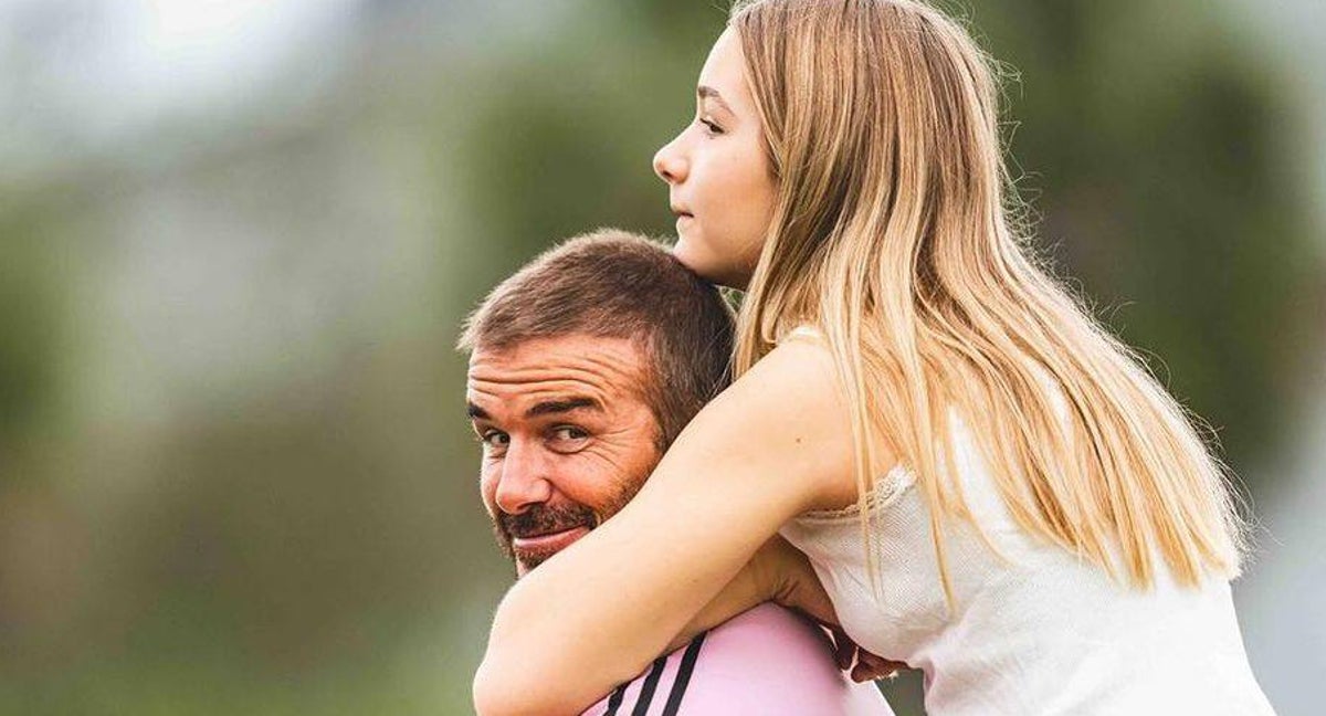 David Beckham, exjugador inglés, y su hija Harper, en un entrenamiento del Inter de Miami.
