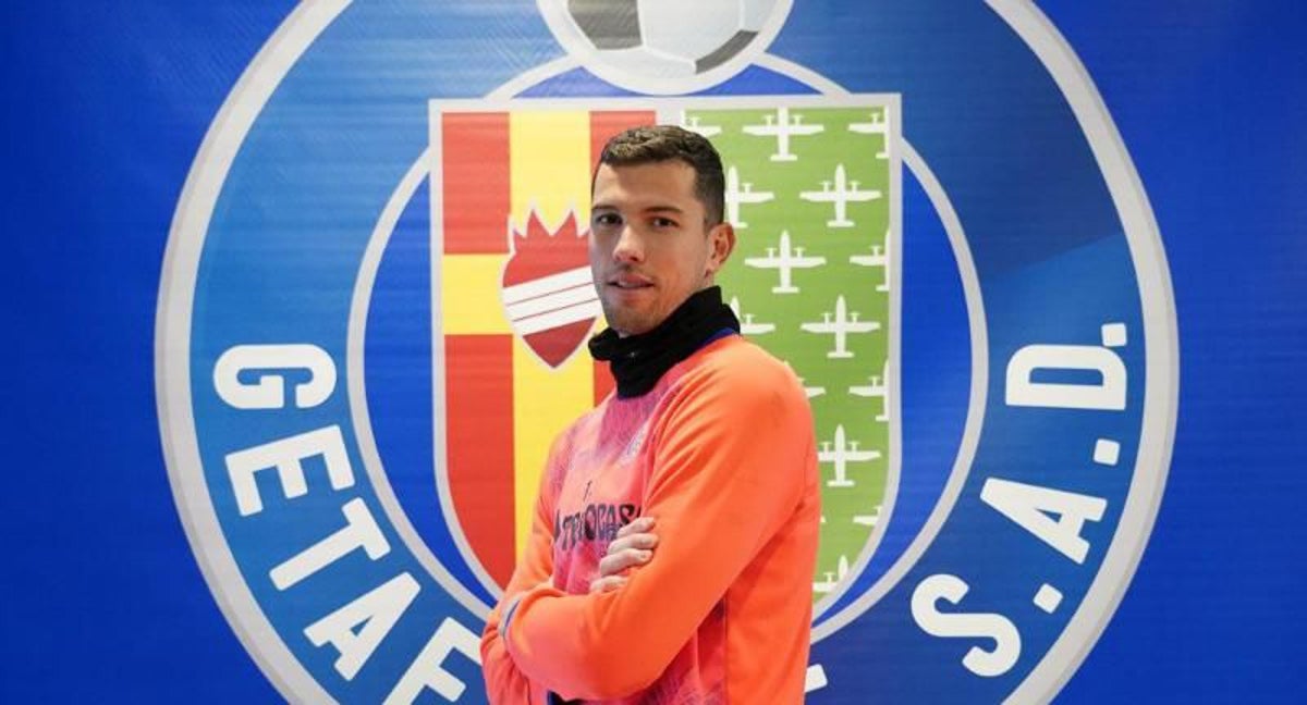 David Soria, delante del escudo del Getafe