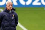 Didier Deschamps no da tregua a sus futbolistas ni a la hora del almuerzo: «Llevamos diez días comiendo con los austríacos»