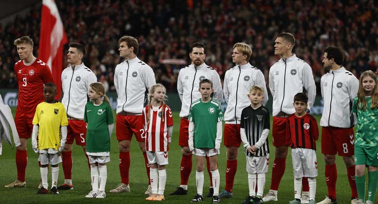 Los jugadores de Dinamarca durante el himno antes de un partido.