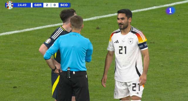 La primera polémica de la Eurocopa enseña la nueva norma del fútbol y deja una foto inédita