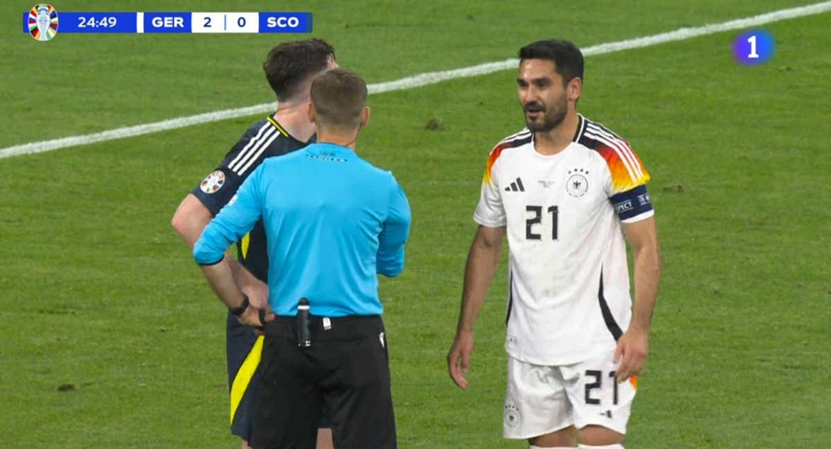 Gundogan y Robertson hablan con Turpin.