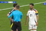 La primera polémica de la Eurocopa enseña la nueva norma del fútbol y deja una foto inédita