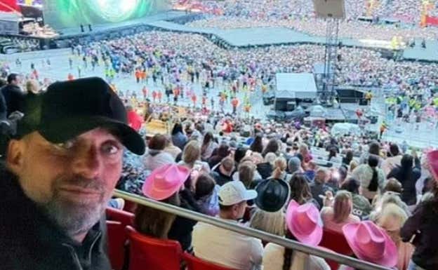Klopp estuvo junto a su esposa en el concierto de Taylor Swift en Anfield. @Kloppo