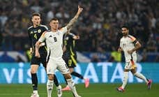 Toni Kroos se lleva su parcela a la Eurocopa y da su primer concierto... ¡como central zurdo!
