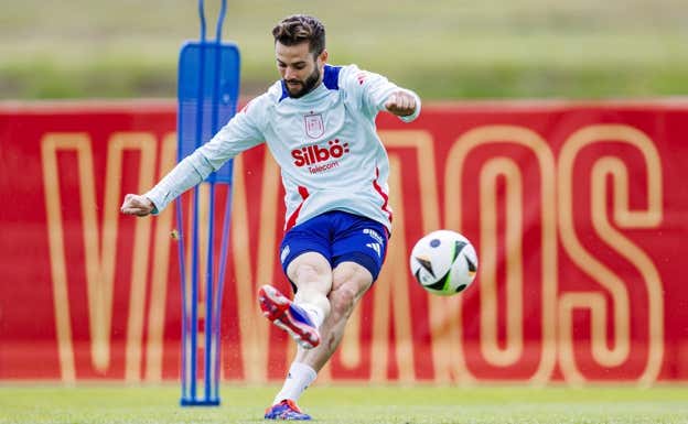 Nacho golpea a portería en una sesión.  RFEF