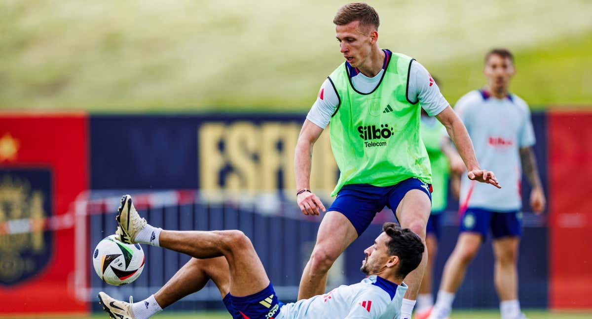 Dani Olmo trata de zafarse de Jesús Navas en un entrenamiento. /RFEF