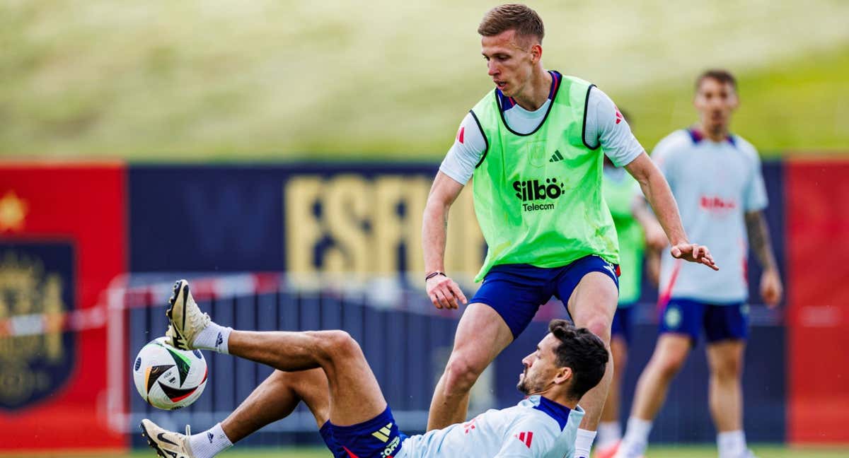 Dani Olmo trata de zafarse de Jesús Navas en un entrenamiento.