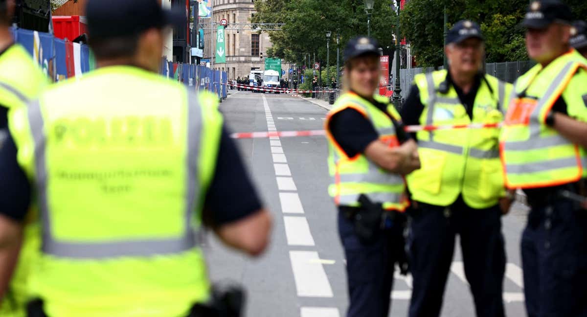 La policía berlinesa en la Fan Zone desalojada. /REUTERS