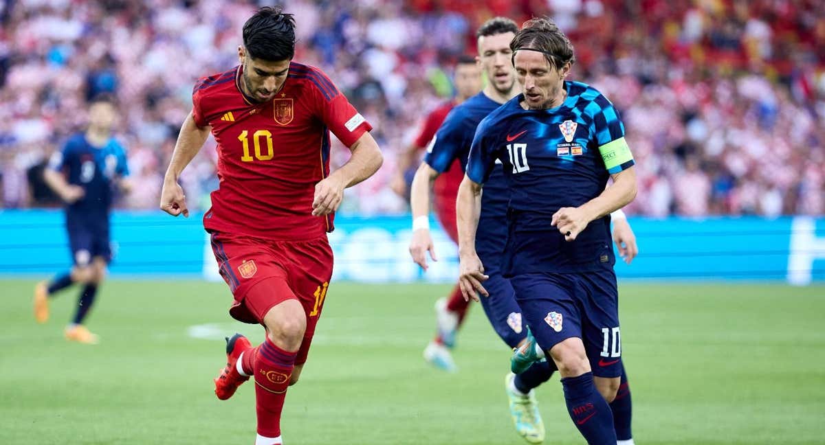 Asensio conduce la pelota ante Modric en la final de la última Nations.
