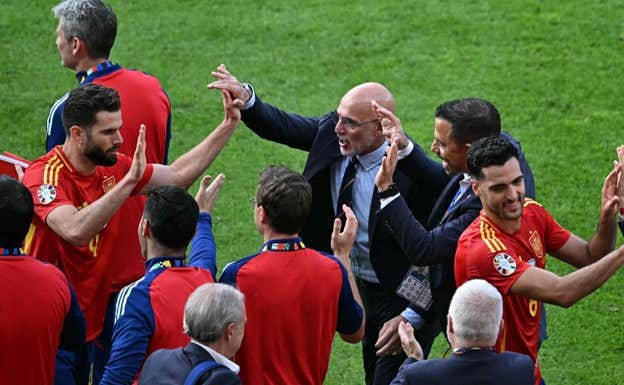 De la Fuente felicita a Nacho en el pasillo a los jugadores ante Croacia.  AFP