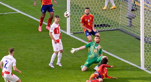 Unai Simón entierra su fallo con los pies con un paradón en el penalti: ‘Él sabía que iba a ir a media altura y fuerte’