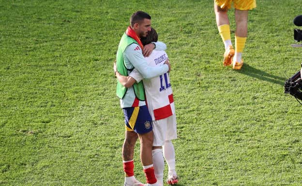 Luka Modric abrazado a Joselu tras la derrota.  EFE