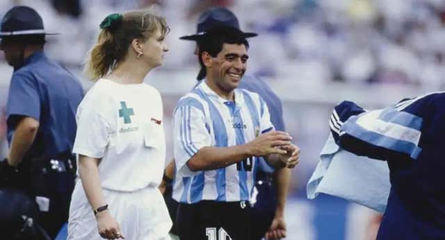 El nuevo himno de Argentina esconde la herida abierta de la escena de Maradona y la enfermera en EE.UU.