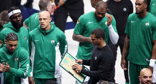“Está bien sonreír durante la guerra”, la mentalidad de los Celtics para cerrar las finales