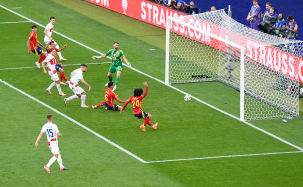 Croacia remata a puerta vacía tras el error de Unai Simón.  REUTERS