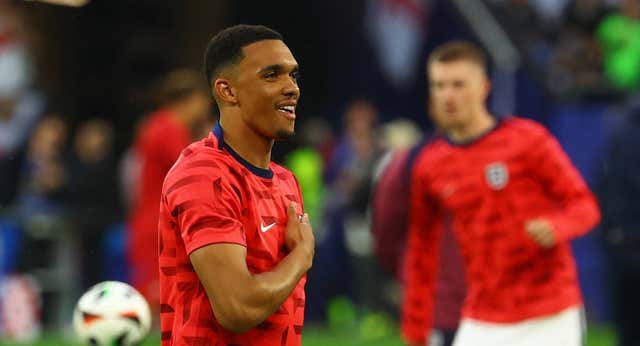 Southgate lleva la contraria a Klopp en su gran debate con Alexander-Arnold de la Eurocopa… y falla: «Lo estamos probando»