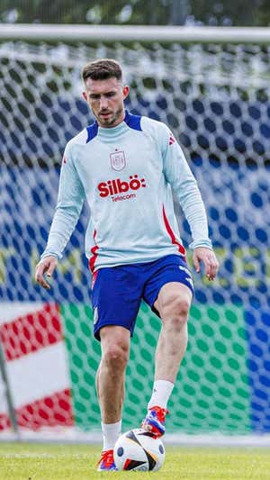 Laporte realizó ejercicios suaves con balón este lunes. RFEF