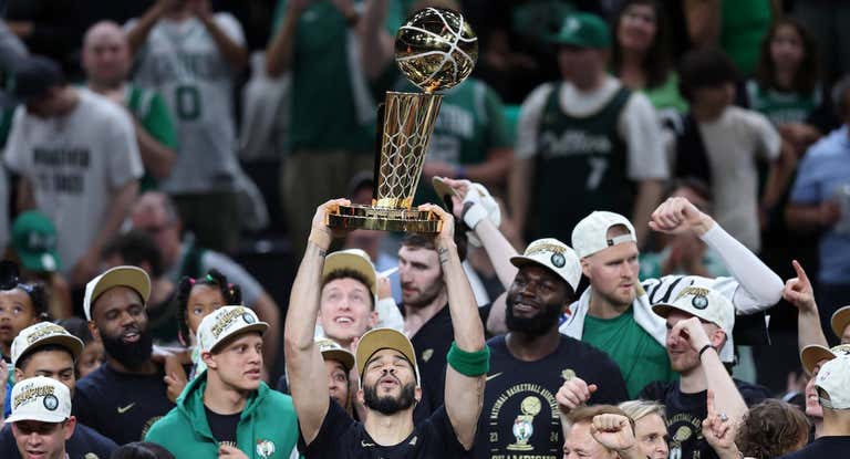 Tatum levanta al cielo el trofeo de la NBA.