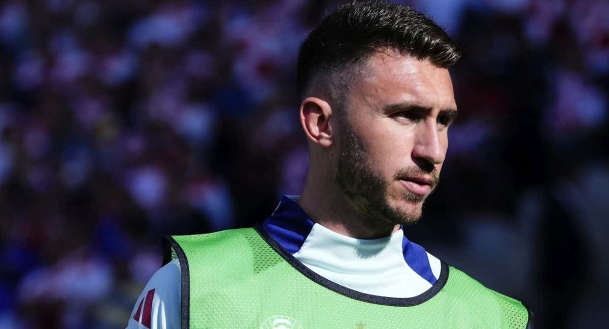 Aymeric Laporte, en el banquillo del Olympiastadion en el partido del debut de España. /GETTY