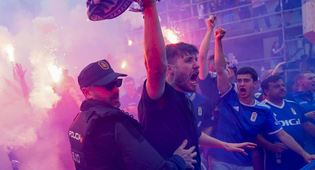 Aficionados del Oviedo, en el recibimiento a su equipo. /EFE