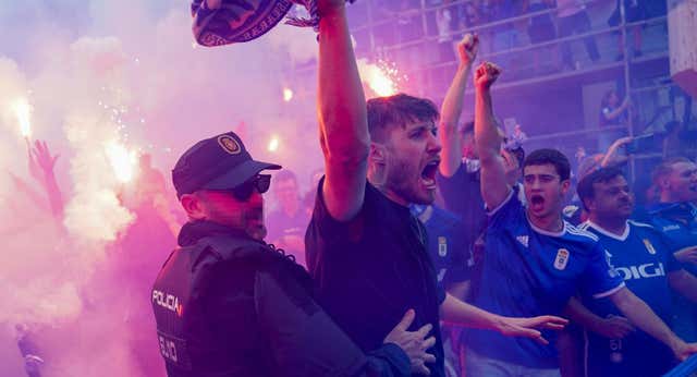 El infernal recibimiento al bus del Oviedo desde dentro en la previa del «partido del siglo»: «Volveremos»