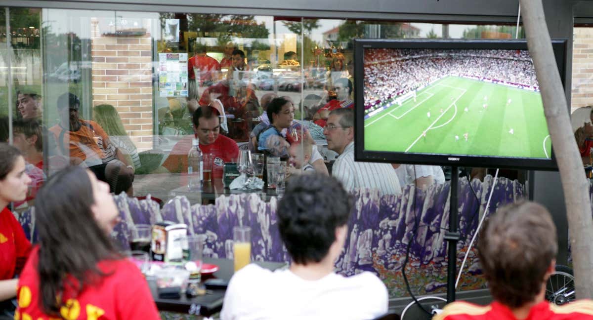 Los aficionados españoles viendo un partido./EFE