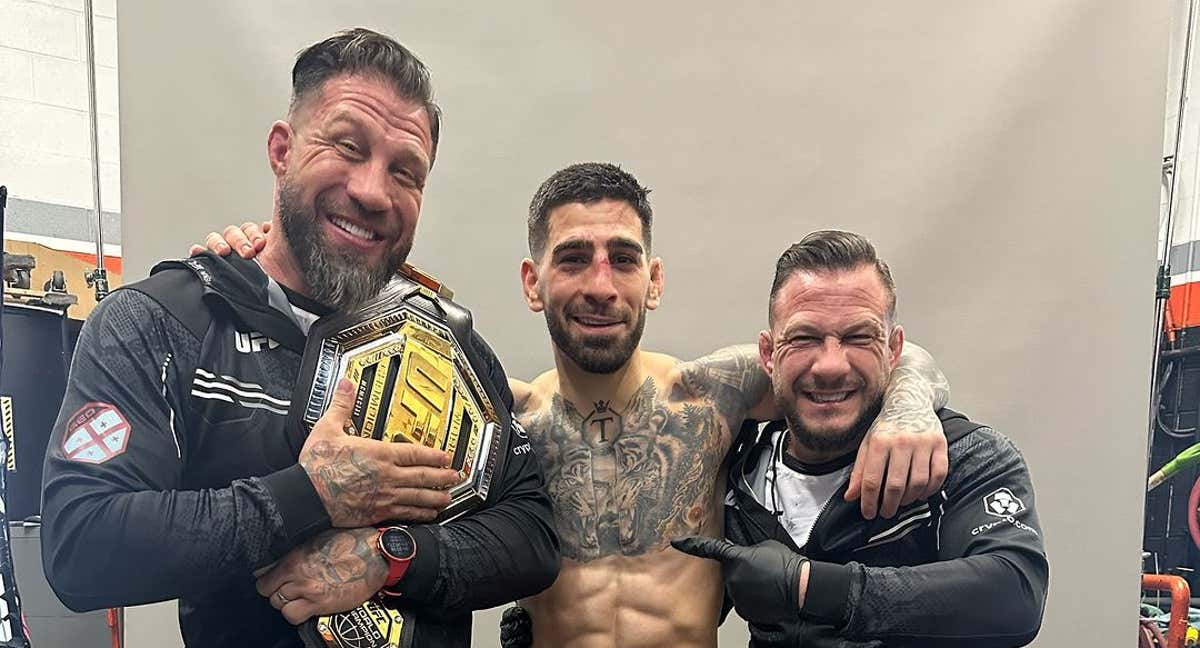 Jorge y Agustín Climent junto con Ilia Topuria tras el UFC 297.