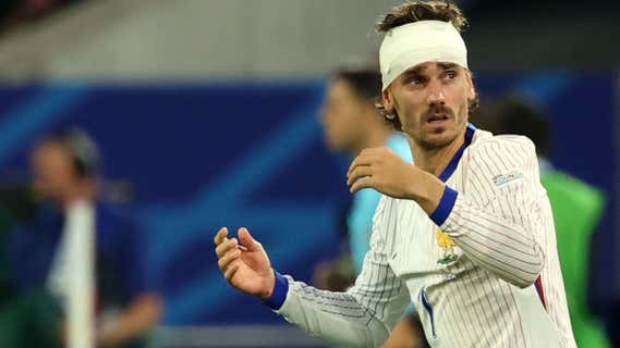 Griezmann, con un aparatoso vendaje tras un golpe en el partido. /AFP