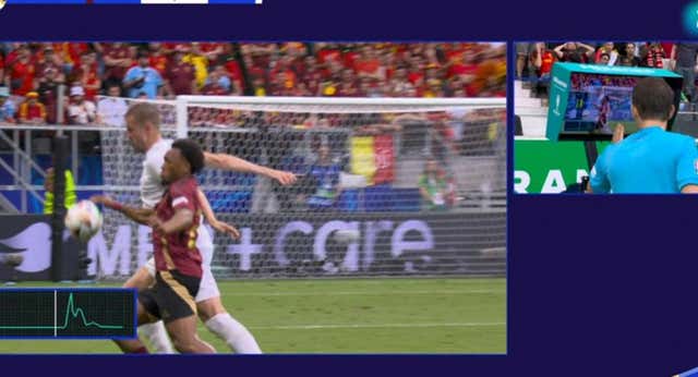 ¡Se estrena en la Eurocopa el microchip en el balón para detectar las manos… y frustrar a Lukaku!