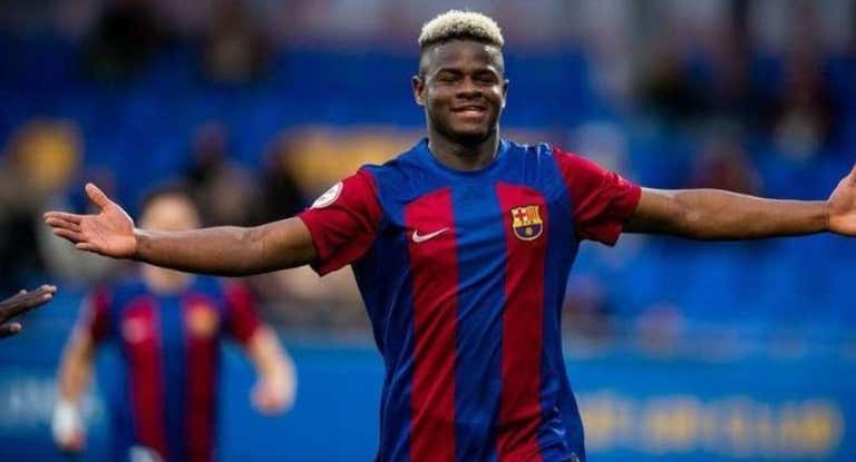 Mika Faye celebrando un gol con el Barça Atlètic