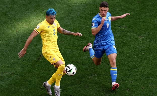 Ratiu pelea por un balón con Sudakov. EFE/EPA/ANNA SZILAGYI