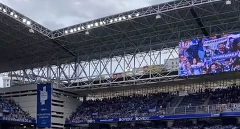 La emoción del Tartiere con el himno de Asturias