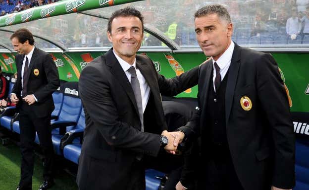 Luis Enrique y Tassotti se saludan. AFP