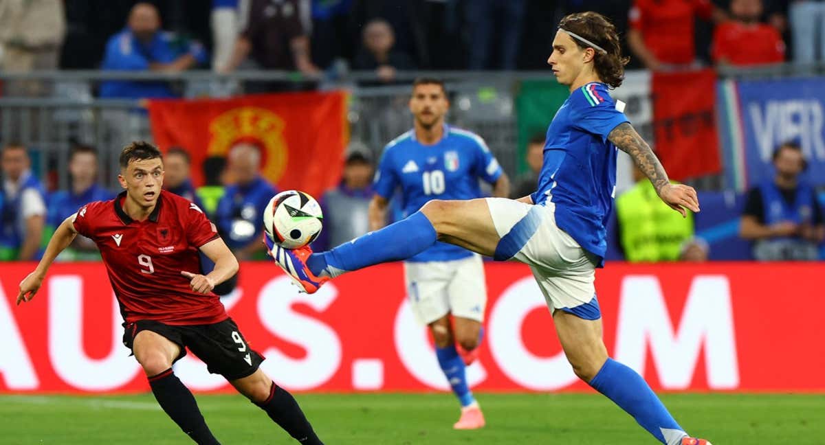 Riccardo Calafiori controla una pelota contra Albania. /REUTERS