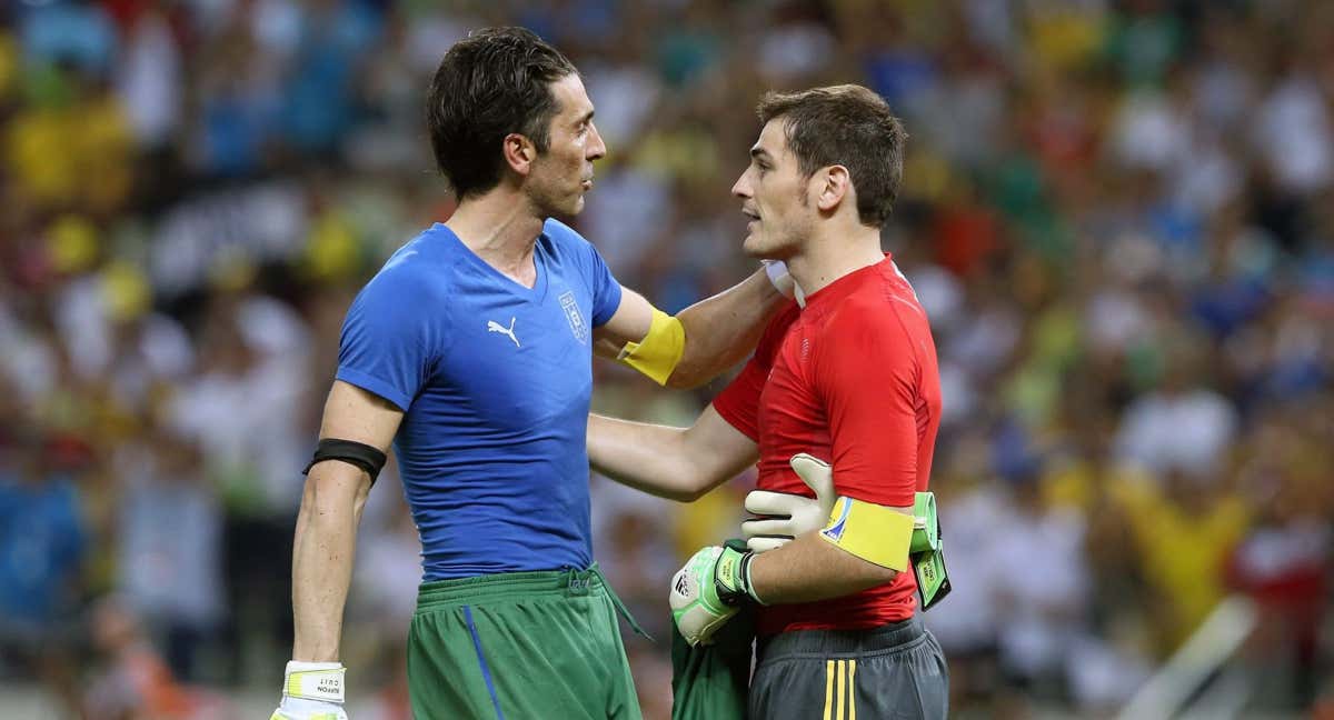 Buffon y Casillas se intercambian las camisetas tras un partido de la selección. /EFE