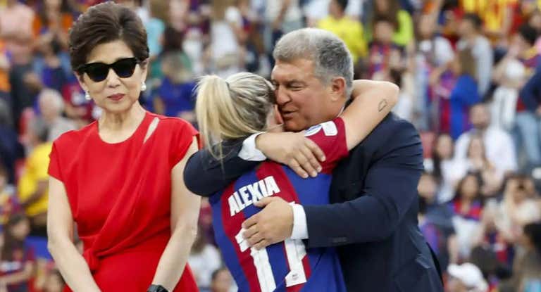 Joan Laporta abraza a Alexia Putellas, ante la atenta mirada de Michelle Kang, tras ganar la Champions.