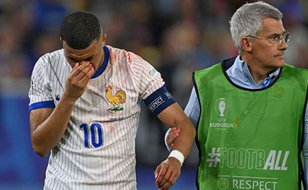 Kylian Mbappé se retira del terreno de juego ante Eslovaquia. AFP