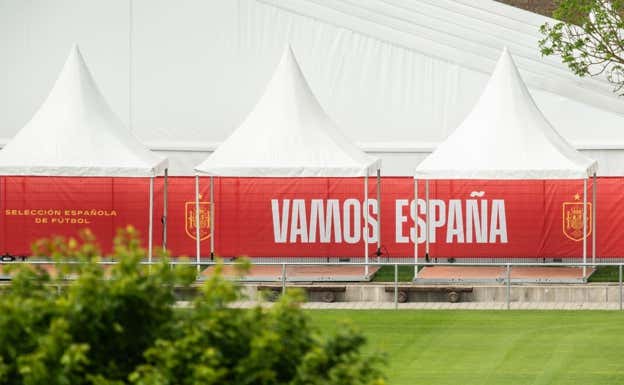Carpa donde el equipo de De la Fuente trabaja a diario en la ciudad deportiva de Aasen.