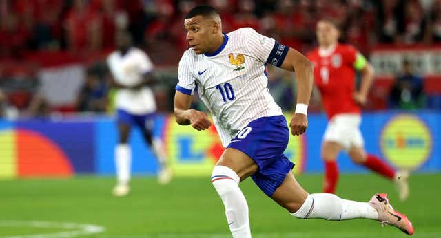 La primera arenga del capitán Mbappé ahuyentó al miedo y las distracciones: «Sea limpio el partido o no, no es nuestro problema»