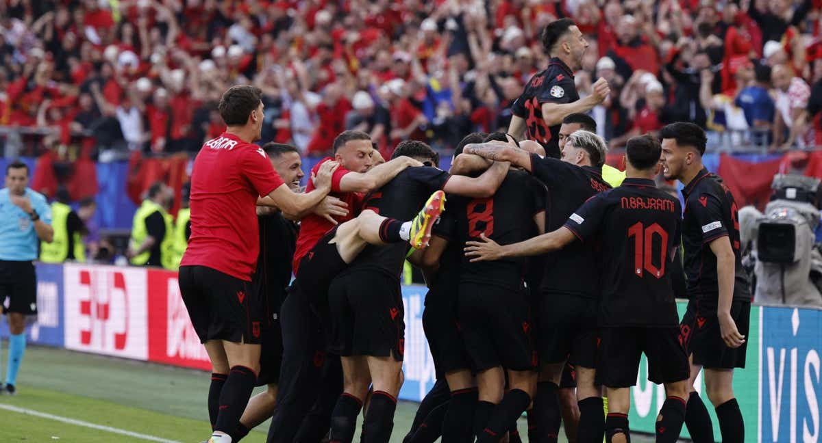 Los jugadores albaneses celebran el gol del empate contra Croacia en Hamburgo./EFE