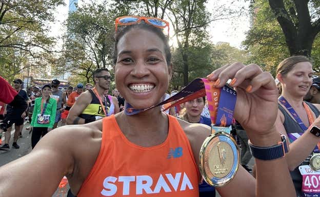 'Zip' Allen, con su medalla del Maratón de Nueva York 2023.  STRAVA