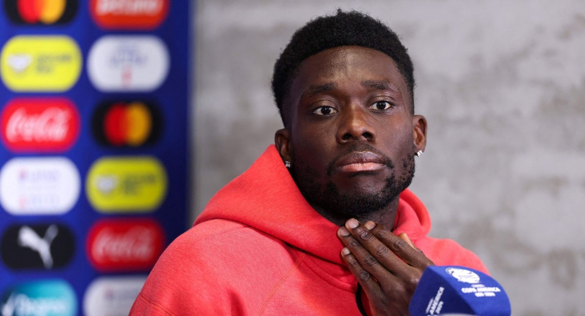 Alphonso Davies, con Canadá.