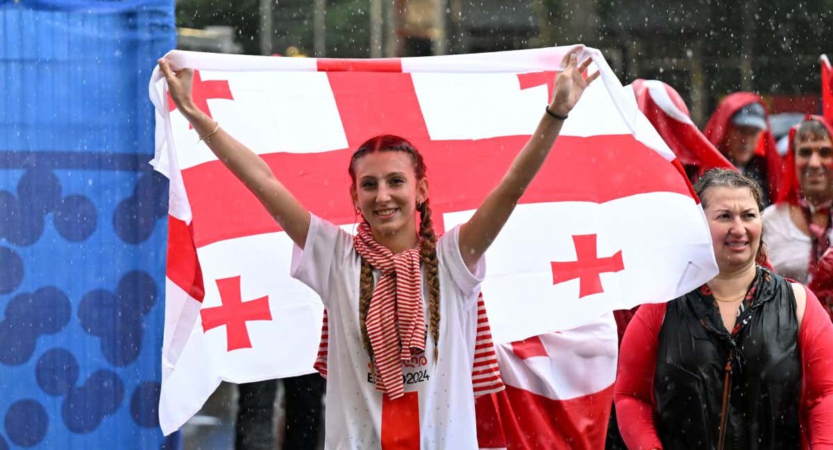 La afición de Georgia recuerda a su gran héroe en su estreno en un partido de la Eurocopa. /GETTY